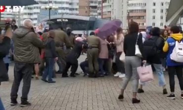 Atak "zielonych ludzików" w Mińsku. Biją i porywają kobiety (WIDEO)