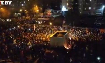 Mińsk: Tłumy ludzi zebrały się w miejscu, gdzie łukaszyści skatowali człowieka na śmierć (WIDEO)