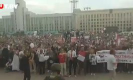 Znowu tłumy protestują w centrum Mińska i w innych białoruskich miastach (WIDEO)