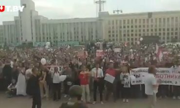 Znowu tłumy protestują w centrum Mińska i w innych białoruskich miastach (WIDEO)