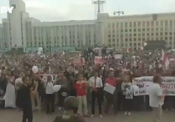 Znowu tłumy protestują w centrum Mińska i w innych białoruskich miastach (WIDEO)