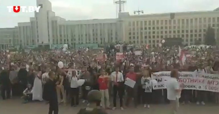 Znowu tłumy protestują w centrum Mińska i w innych białoruskich miastach (WIDEO)