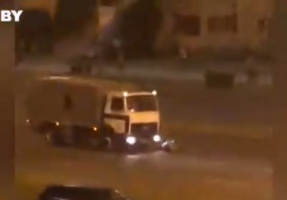 Mińsk: Kierowca milicyjnej ciężarówki rozjeżdża demonstranta (WIDEO) (18+)