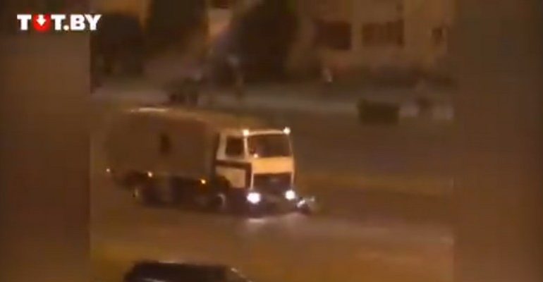Mińsk: Kierowca milicyjnej ciężarówki rozjeżdża demonstranta (WIDEO) (18+)