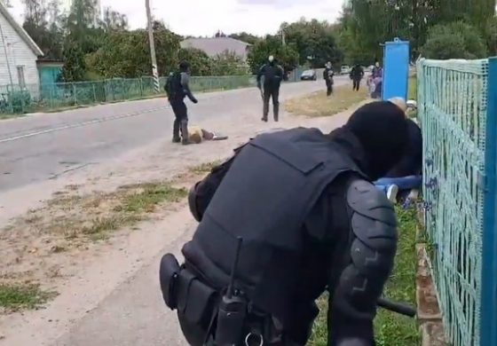 Nieposłuszna białoruska wieś pacyfikowana przez OMON (WIDEO)