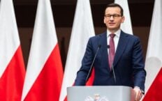 Morawiecki zapewnia, że nie podałby ręki Schroederowi