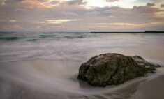Na plażę Odesy morze wyrzuciło rzeczy z okrętu “Moskwa”