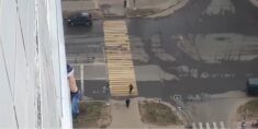 Podczas kwarantanny mieszkaniec Moskwy chciał zrobić “selfi” na parapecie  i prawie wypadł z 15. piętra (WIDEO)