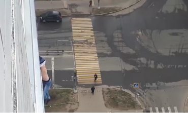 Podczas kwarantanny mieszkaniec Moskwy chciał zrobić "selfi" na parapecie  i prawie wypadł z 15. piętra (WIDEO)