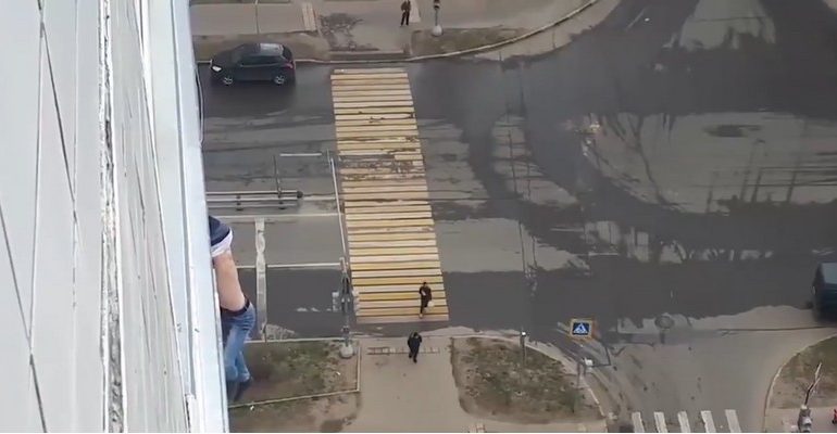 Podczas kwarantanny mieszkaniec Moskwy chciał zrobić “selfi” na parapecie  i prawie wypadł z 15. piętra (WIDEO)