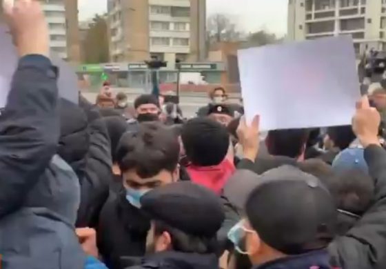 Demonstracja muzułmanów pod ambasadą Francji w Moskwie (WIDEO)