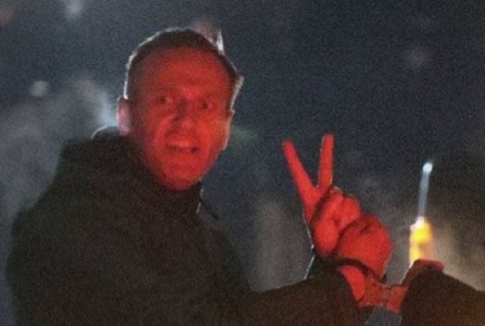 Nawalny pozdrawia z aresztu