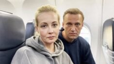Tłumy przyszły przywitać Nawalnego, samolot skierowany na inne lotnisko, policja brutalnie zatrzymuje opozycjonistów (WIDEO)