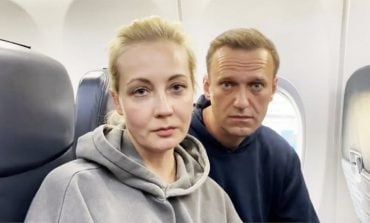 Tłumy przyszły przywitać Nawalnego, samolot skierowany na inne lotnisko, policja brutalnie zatrzymuje opozycjonistów (WIDEO)