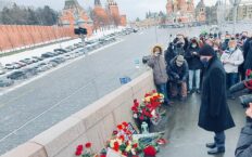 W miastach całej Rosji akcje pamięci o Borysie Niemcowie. Służby nie interweniują (WIDEO)