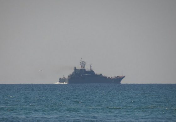 Rosyjski okręt desantowy płynie w kierunku Syrii