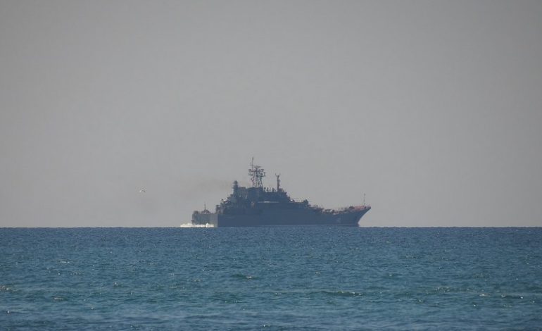 Rosyjski okręt desantowy płynie w kierunku Syrii