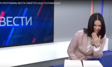 Prezenterka rosyjskiej telewizji państwowej nie wytrzymała ze śmiechu podczas czytania informacji o nowych rentach (WIDEO)