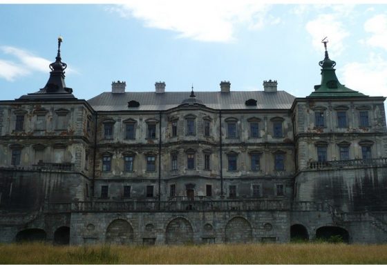 Zamek w Podhorcach i pałac w Różanie w albumie brytyjskiego pisarza „Opuszczone pałace”