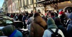 Zaczynają się protesty przeciwko mobilizacji w Rosji, ale niemrawe (WIDEO)