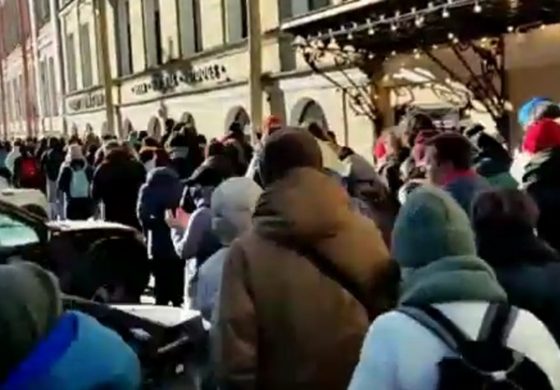 Zaczynają się protesty przeciwko mobilizacji w Rosji, ale niemrawe (WIDEO)