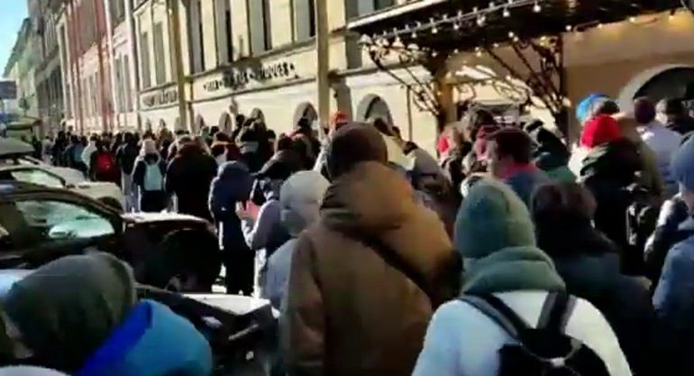 Zaczynają się protesty przeciwko mobilizacji w Rosji, ale niemrawe (WIDEO)
