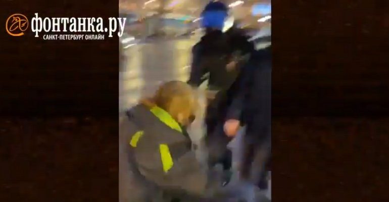 Dantejskie sceny w rosyjskich miastach. Rekordowa liczba zatrzymanych, ludzie obrzucają policję gradem śnieżek. Funkcjonariusz kopie kobietę w brzuch (WIDEO) (AKTUALIZACJA)