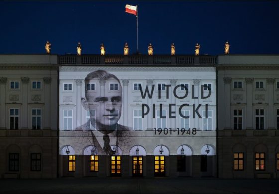 Iluminacja upamiętniająca Witolda Pileckiego na fasadzie Pałacu Prezydenckiego w Warszawie