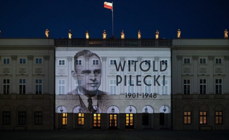Iluminacja upamiętniająca Witolda Pileckiego na fasadzie Pałacu Prezydenckiego w Warszawie