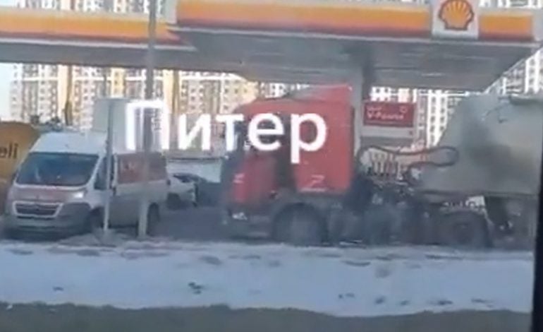 Petersburg: Brutalne pobicie kierowcy ciężarówki, który namalował sobie na samochodzie Z (WIDEO)