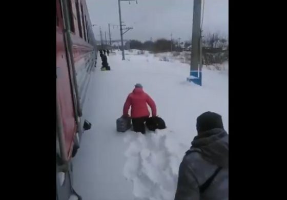 W Kraju Ałtajskim pasażerowie wysiadali z pociągu prosto w głęboki śnieg. Bo pociąg był za długi (WIDEO)