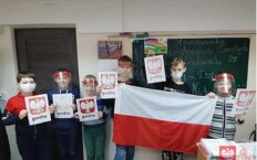 Uczniowie szkół przy Związku Polaków na Białorusi zaśpiewali dla Niepodległej (WIDEO)