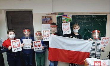 Uczniowie szkół przy Związku Polaków na Białorusi zaśpiewali dla Niepodległej (WIDEO)