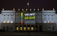Iluminacja na Pałacu Prezydenckim w Warszawie z okazji 30. rocznicy obrony wieży telewizyjnej w Wilnie i masakry dokonanej przez Armię Czerwoną