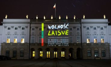 Iluminacja na Pałacu Prezydenckim w Warszawie z okazji 30. rocznicy obrony wieży telewizyjnej w Wilnie i masakry dokonanej przez Armię Czerwoną