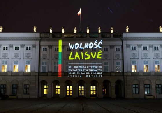 Iluminacja na Pałacu Prezydenckim w Warszawie z okazji 30. rocznicy obrony wieży telewizyjnej w Wilnie i masakry dokonanej przez Armię Czerwoną