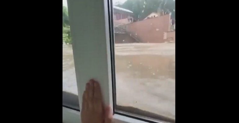 Południowa Rosja: Co najmniej 8 osób zginęło w wyniku potężnej powodzi (WIDEO)