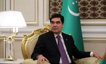 Prezydent Turkmenistanu grał w piłkę z ministrami (WIDEO)