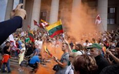 Wilno: Masowy protest przeciwko obostrzeniom covidowym