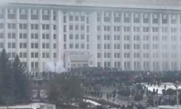 Protestujący w Ałmaty znaleźli sejfy z pieniędzmi i zaczęli je dzielić (WIDEO)