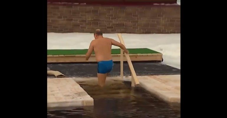 Putin w niebieskich slipkach (WIDEO)