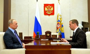 Putin nagrodził Miedwiediewa orderem "Za zasługi dla Ojczyzny"