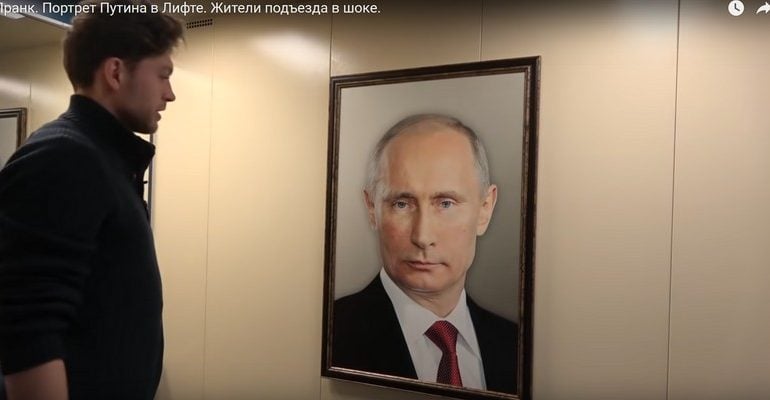 Rosyjski youtuber powiesił w windzie portret Putina i zainstalował ukrytą kamerę. Oto reakcje mieszkańców (WIDEO)