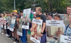 Protest raszystów przed ambasadami USA i Wielkiej Brytanii w Moskwie. Mają pretensje, że nie mogą bezkarnie zabijać Ukrainców (WIDEO)