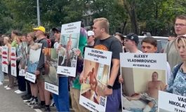 Protest raszystów przed ambasadami USA i Wielkiej Brytanii w Moskwie. Mają pretensje, że nie mogą bezkarnie zabijać Ukrainców (WIDEO)