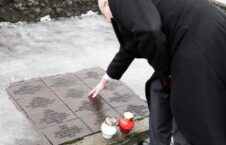 Szef polskiej dyplomacji odwiedził “cmentarz katyński” w Charkowie. Tu NKWD zamordowało jego dziadka