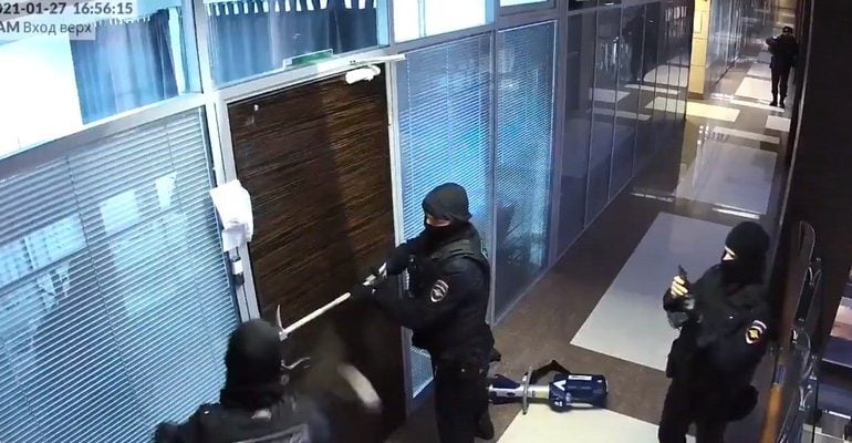Rosyjskie służby zrobiły nalot na rodzinę i współpracowników Nawalnego (WIDEO)