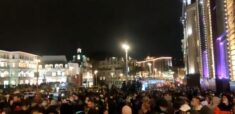 “Putin – zabójca!”, “Dziadek, wypij nowiczok!”, “Lekarza Nawalnemu!” Wieczorne demonstracje w obronie Nawalnego i przeciwko Putinowi, brutalność służb (WIDEO)
