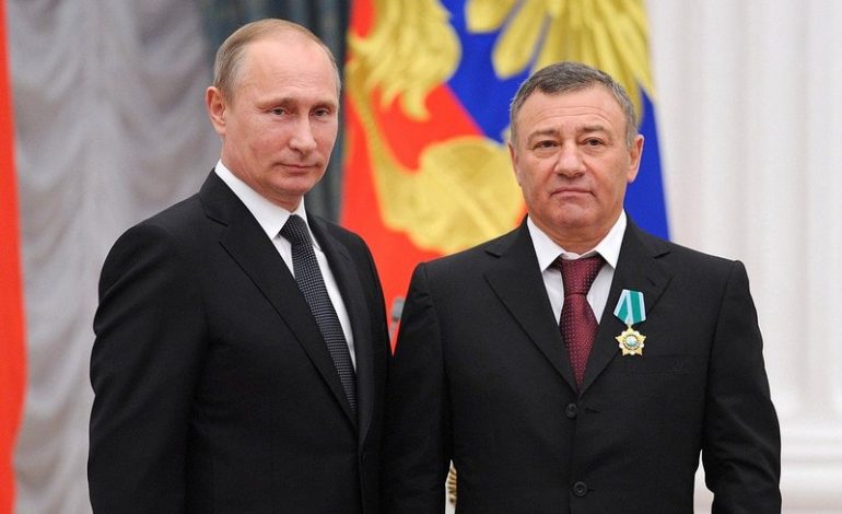 Putin odznaczył rosyjskiego oligarchę tytułem “Bohater Pracy”