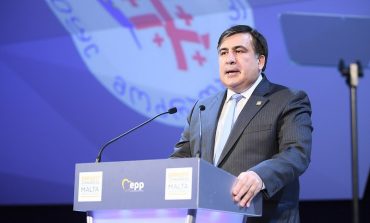 Saakaszwili groźniejszy w więzieniu niż na wolności (ANALIZA)